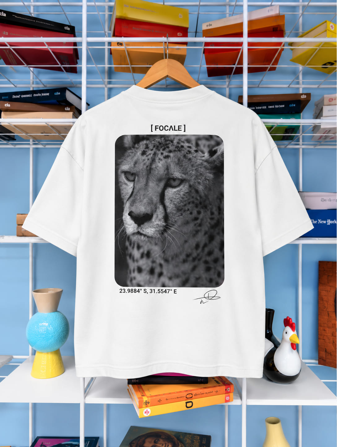 T-shirt blanc imprimé d'une photographie d'un guêpard, vue de dos