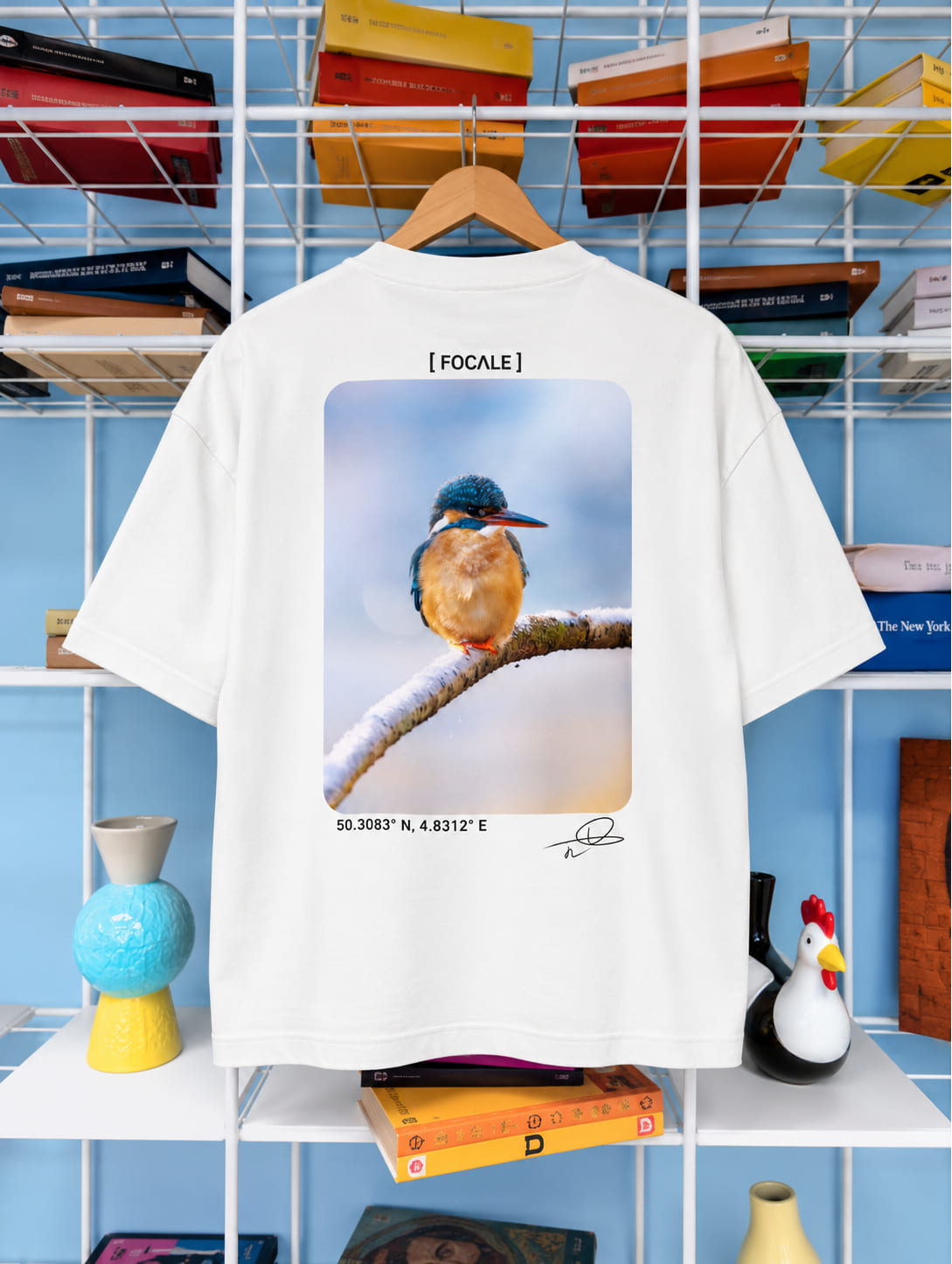 T-shirt blanc imprimé d'une photographie d'un martin-pêcheur, vue de dos