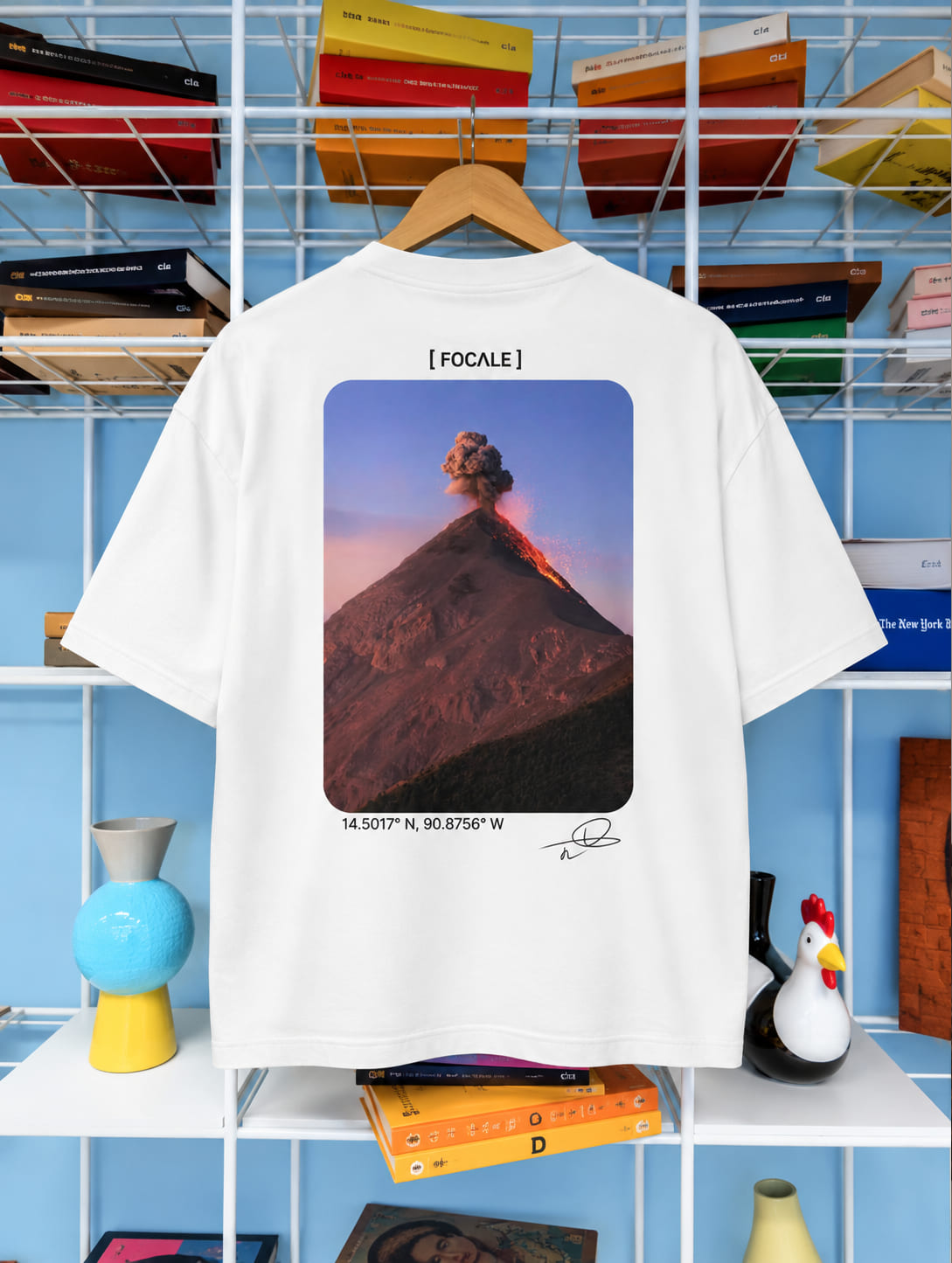 T-shirt blanc imprimé d'une photographie d'un volcan, vue de dos