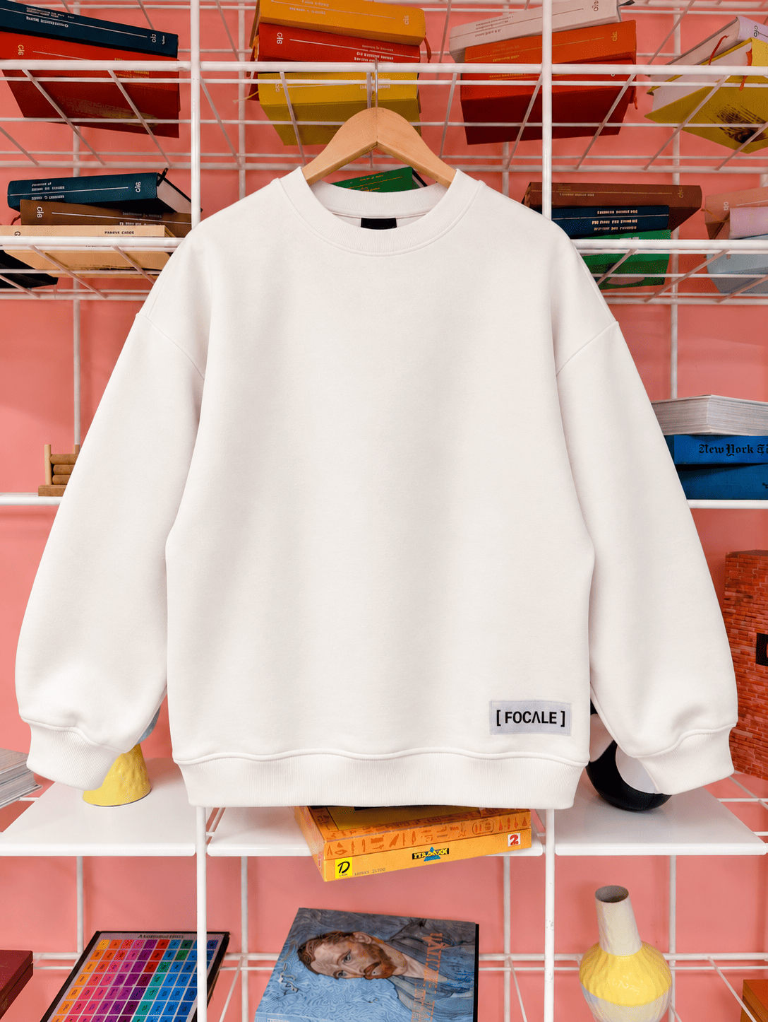 Sweatshirt écru imprimé d'une photographie d'un guêpard, vue de devant