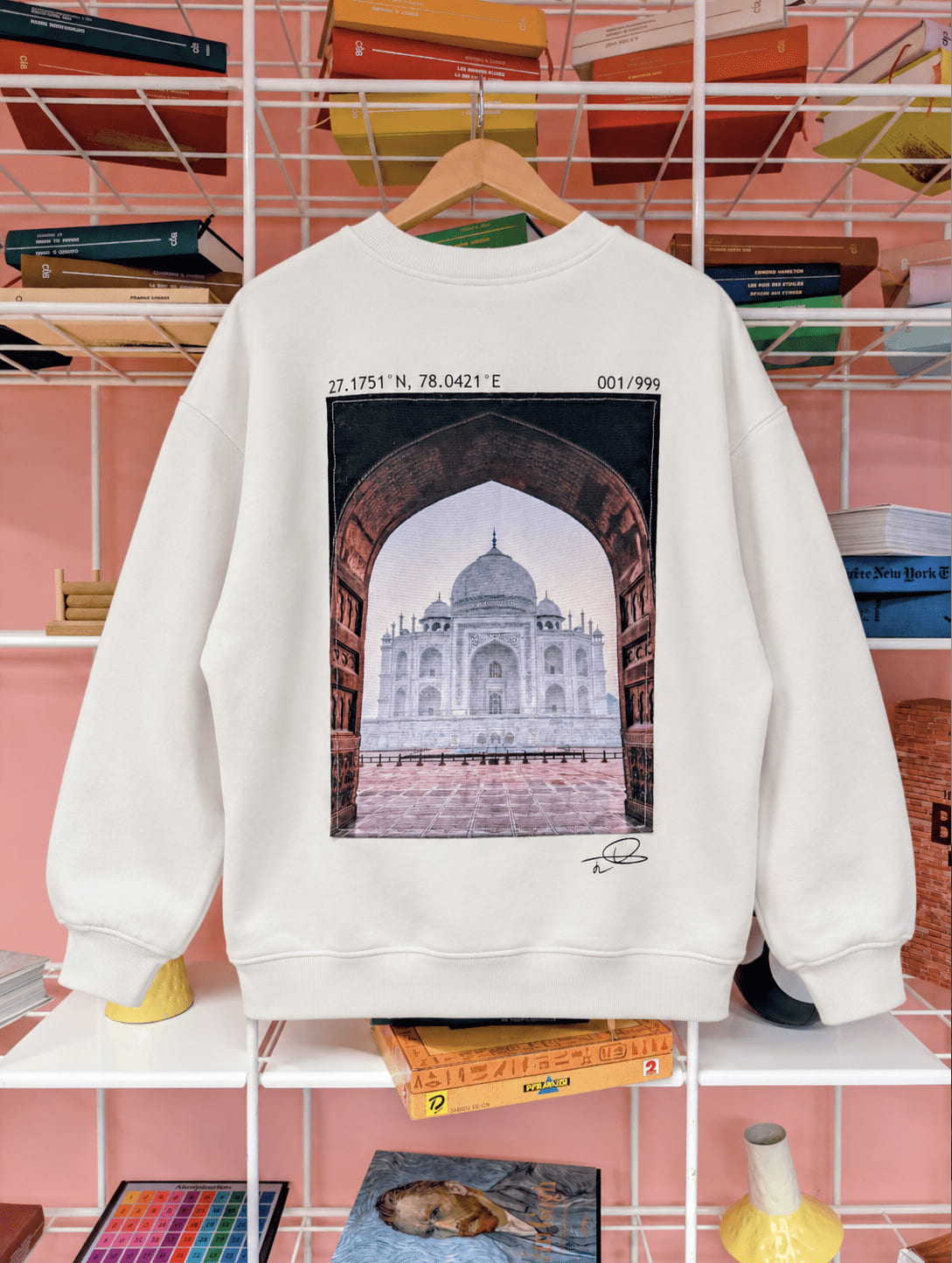 Sweatshirt écru imprimé d'une photographie du Taj Mahal, porté de dos, vue d'ensemble