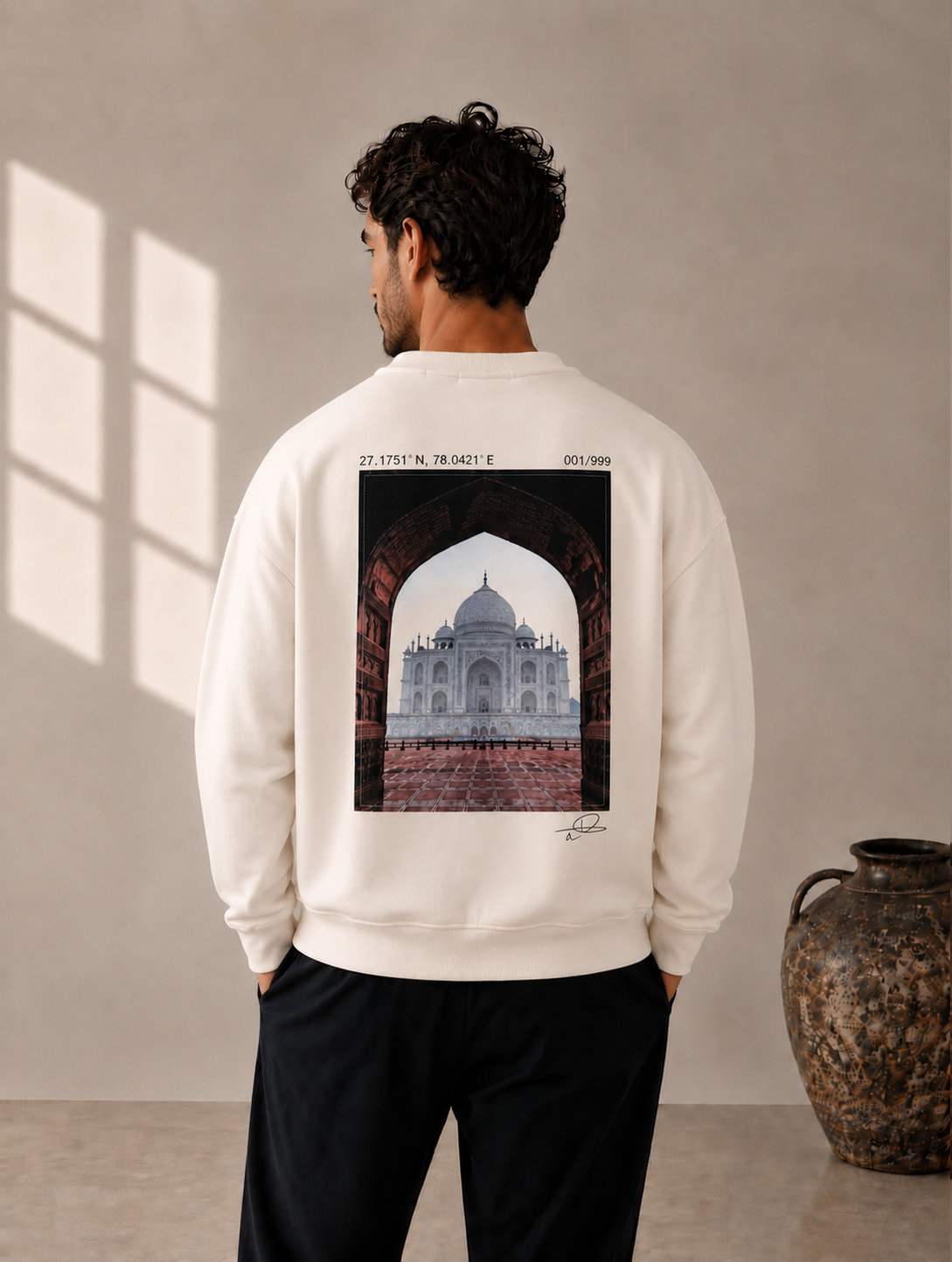 Sweatshirt écru imprimé d'une photographie du Taj Mahal, porté de dos, vue d'ensemble