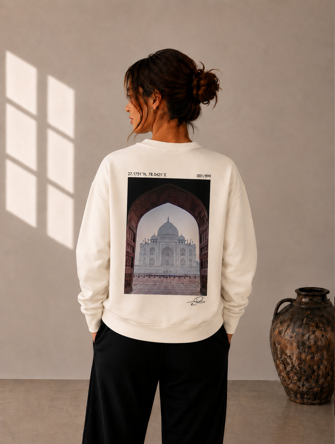 Sweatshirt écru imprimé d'une photographie du Taj Mahal, porté de dos, vue d'ensemble