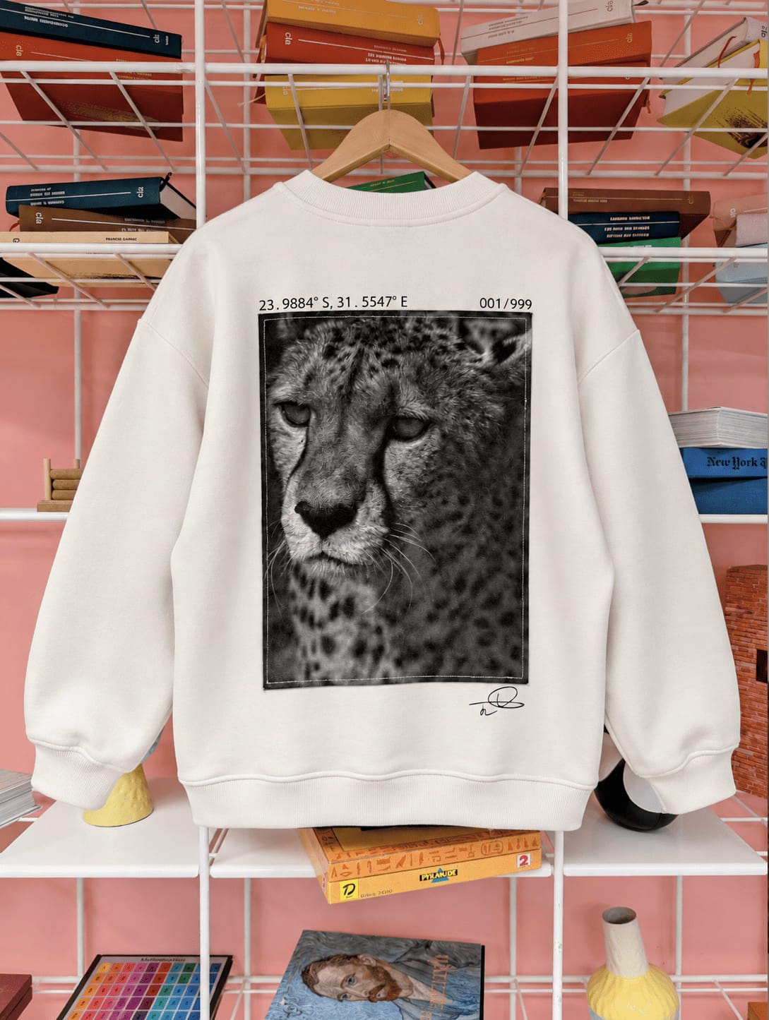 Sweatshirt écru imprimé d'une photographie d'un guêpard, porté de dos, vue d'ensemble
