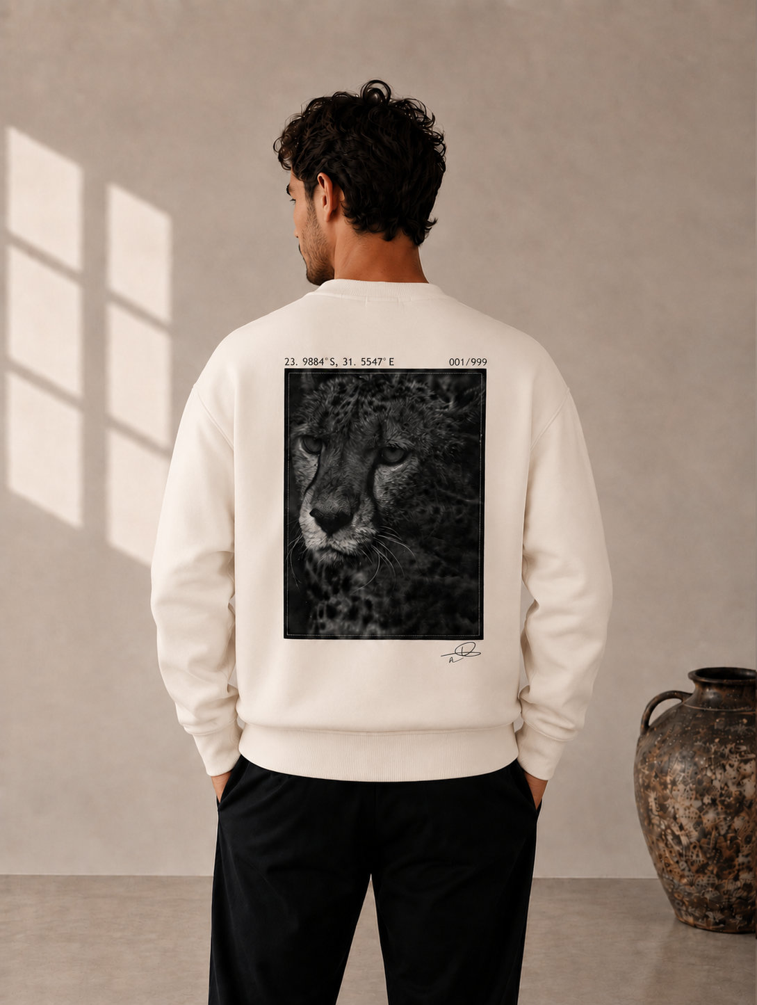 Sweatshirt écru imprimé d'une photographie d'un guêpard, porté de dos, vue d'ensemble