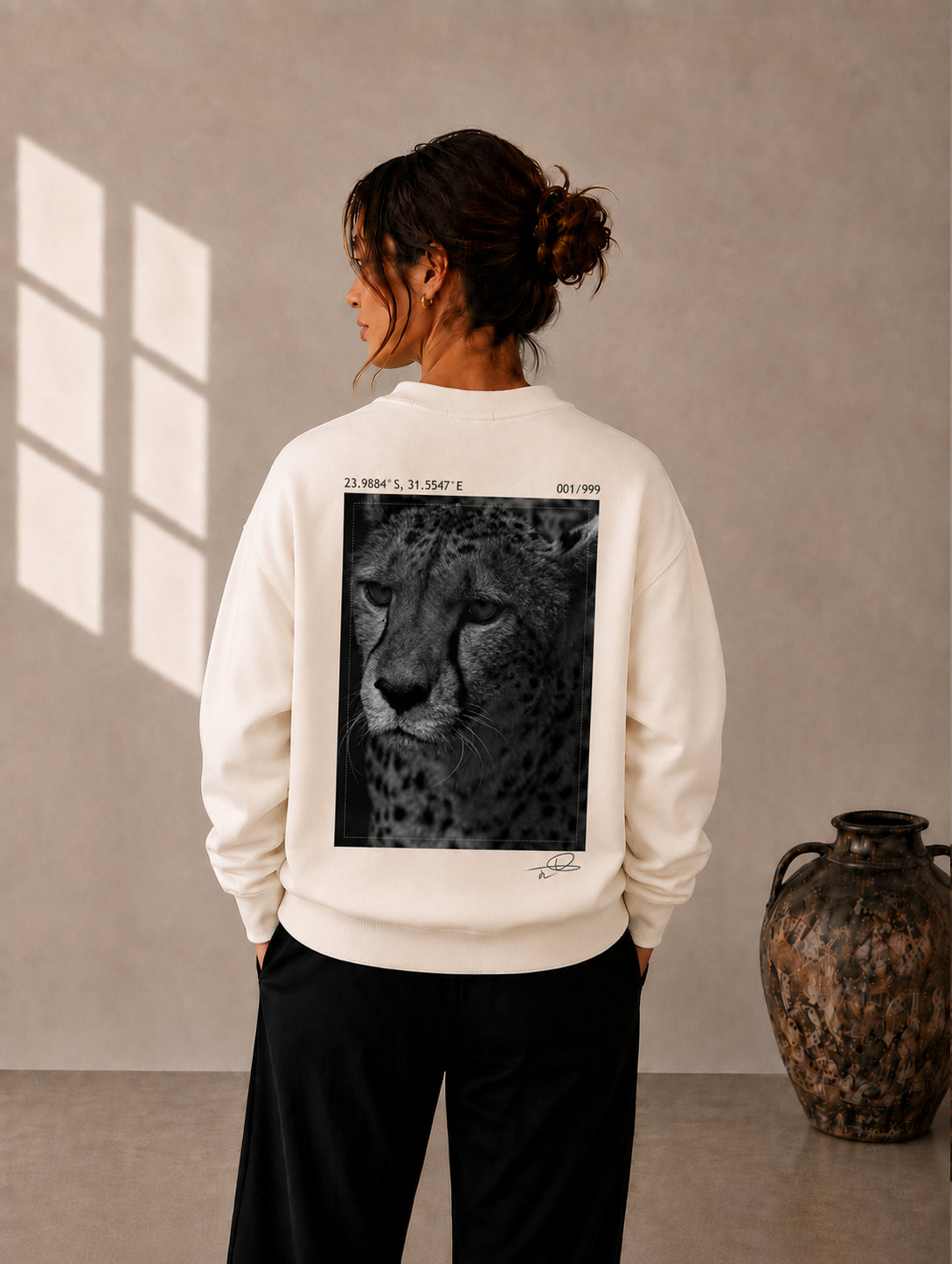 Sweatshirt écru imprimé d'une photographie d'un guêpard, porté de dos, vue d'ensemble