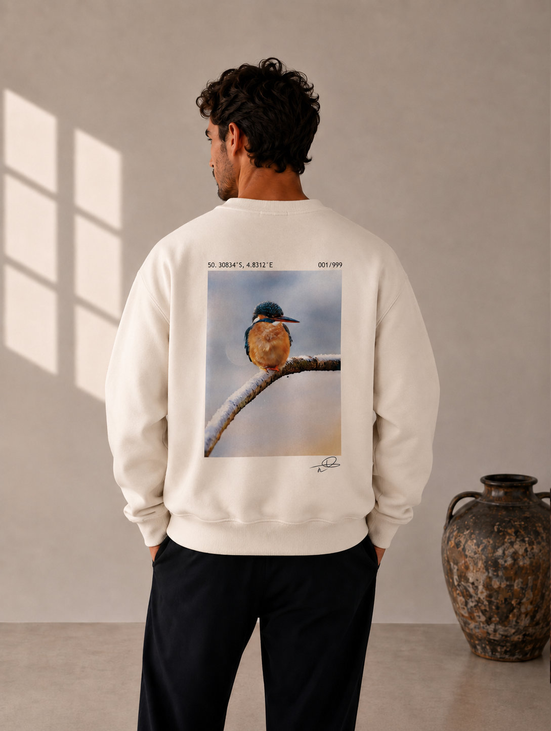 Sweatshirt écru imprimé d'une photographie d'un martin-pêcheur, porté de dos, vue d'ensemble