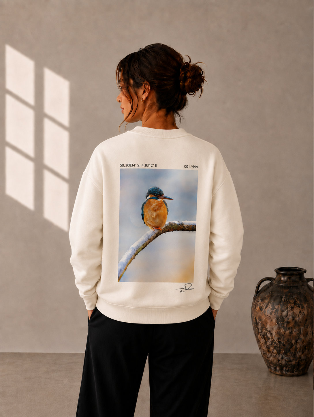 Sweatshirt écru imprimé d'une photographie d'un martin-pêcheur, porté de dos, vue d'ensemble
