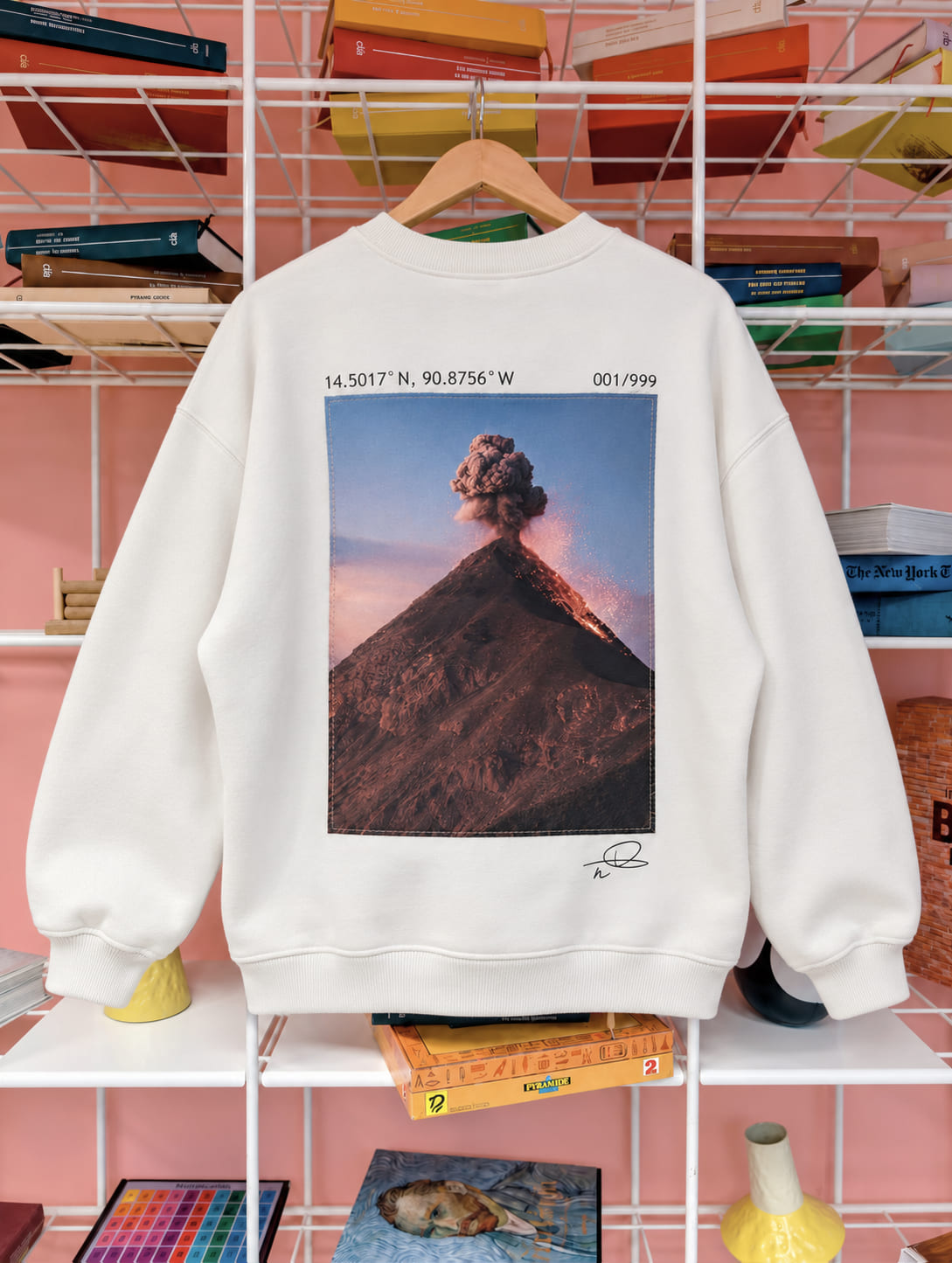 Sweatshirt écru imprimé d'une photographie d'un volcan, Vu de dos
