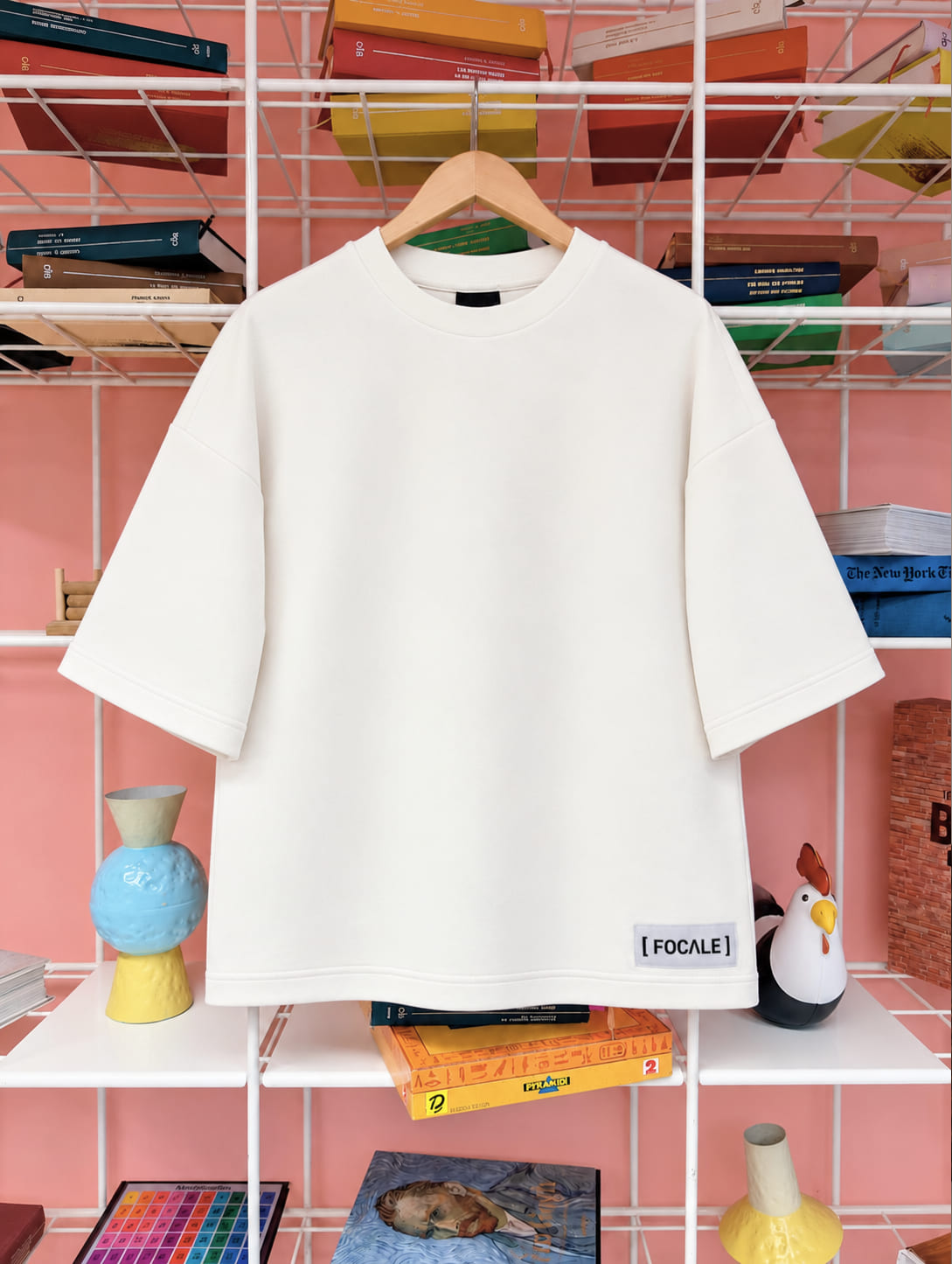 T-shirt écru imprimé d'une photographie d'un volcan, vue de devant