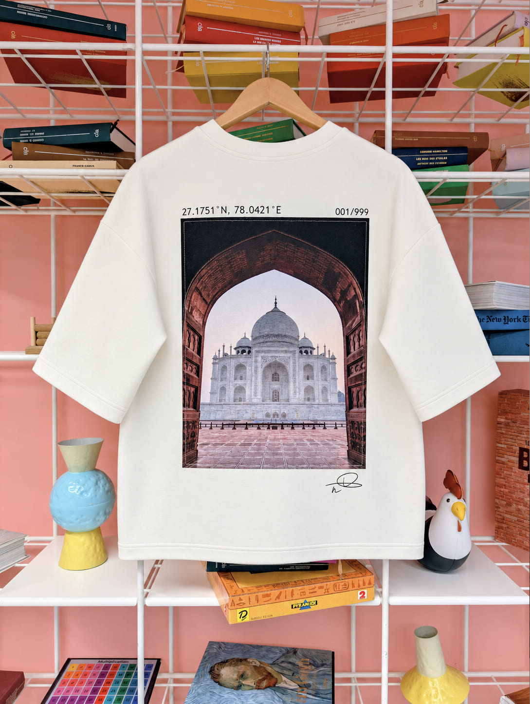 T-shirt écru imprimé d'une photographie du Taj Mahal, porté de dos, vue d'ensemble