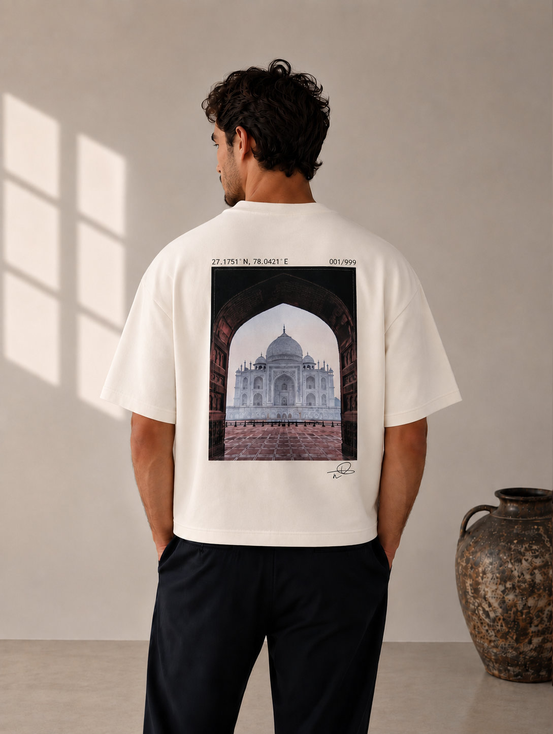 T-shirt écru imprimé d'une photographie du Taj Mahal, porté de dos, vue d'ensemble