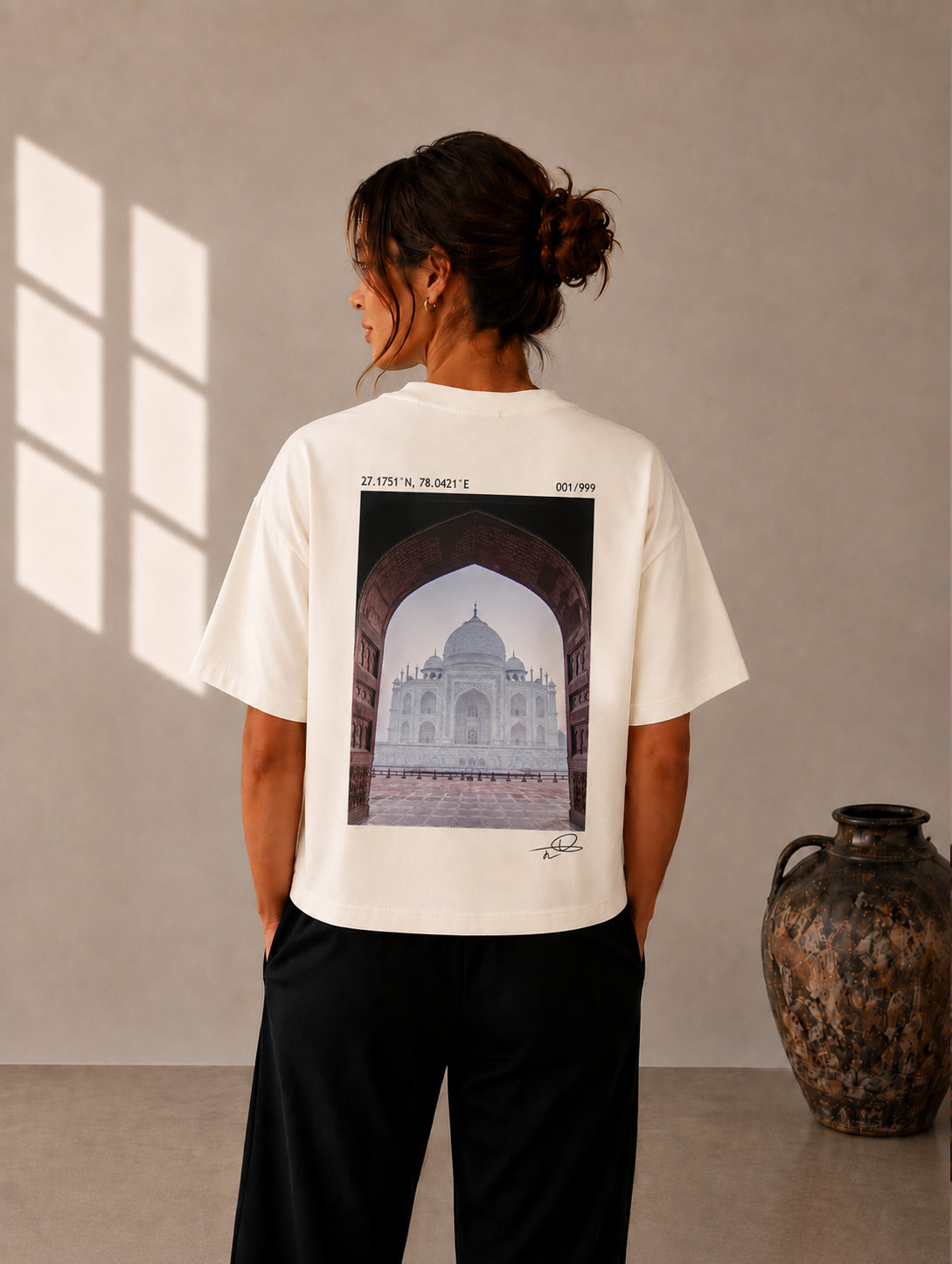 T-shirt écru imprimé d'une photographie du Taj Mahal, porté de dos, vue d'ensemble