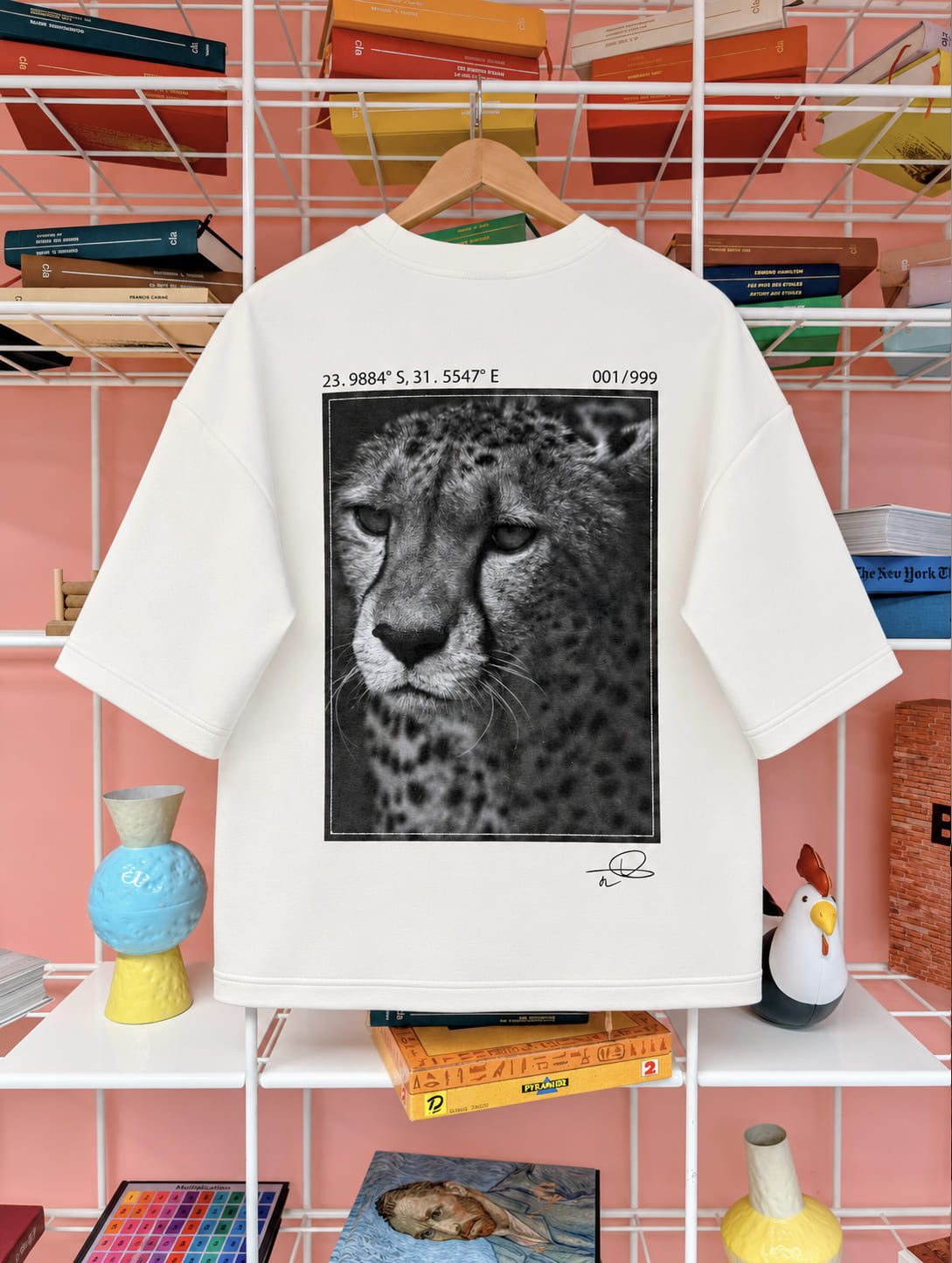 T-shirt écru imprimé d'une photographie d'un guêpard, vue de dos