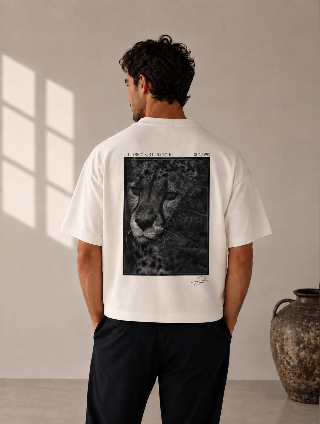 T-shirt écru imprimé d'une photographie d'un guêpard, porté de dos, vue d'ensemble