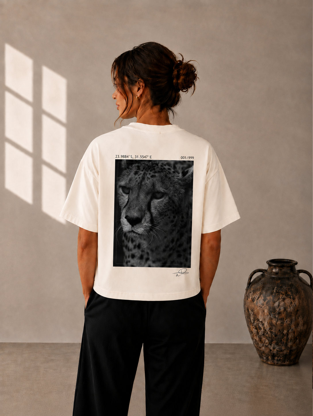 T-shirt écru imprimé d'une photographie d'un guêpard, porté de dos, vue d'ensemble