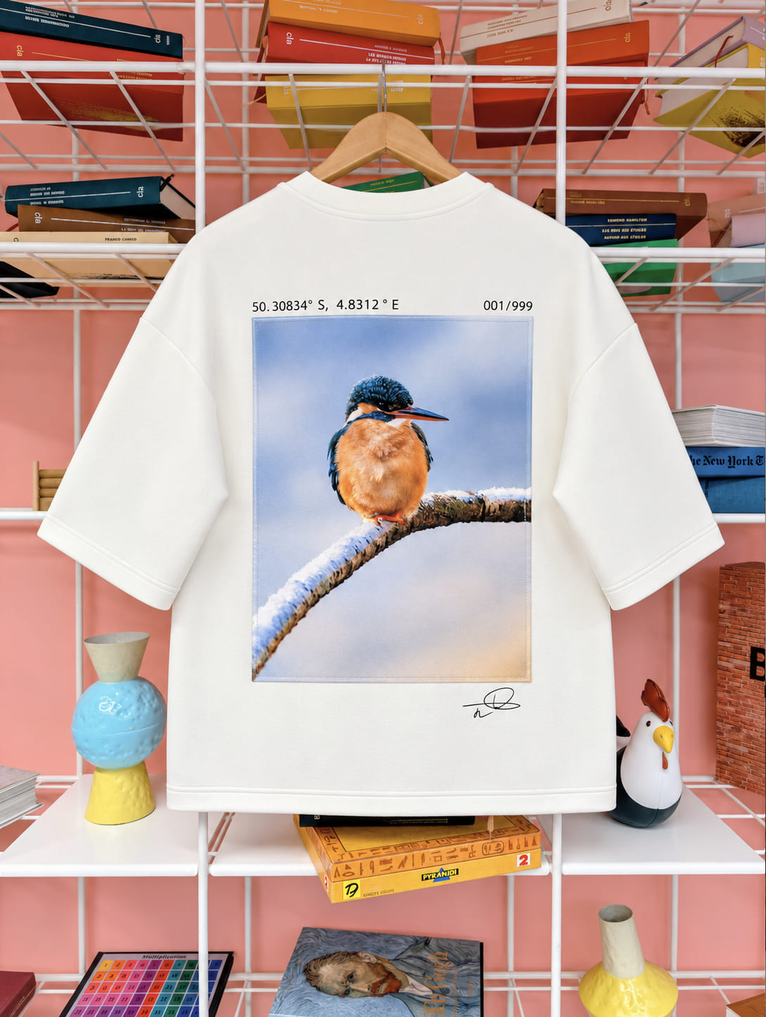 T-shirt écru imprimé d'une photographie d'un martin-pêcheur, vue de dos