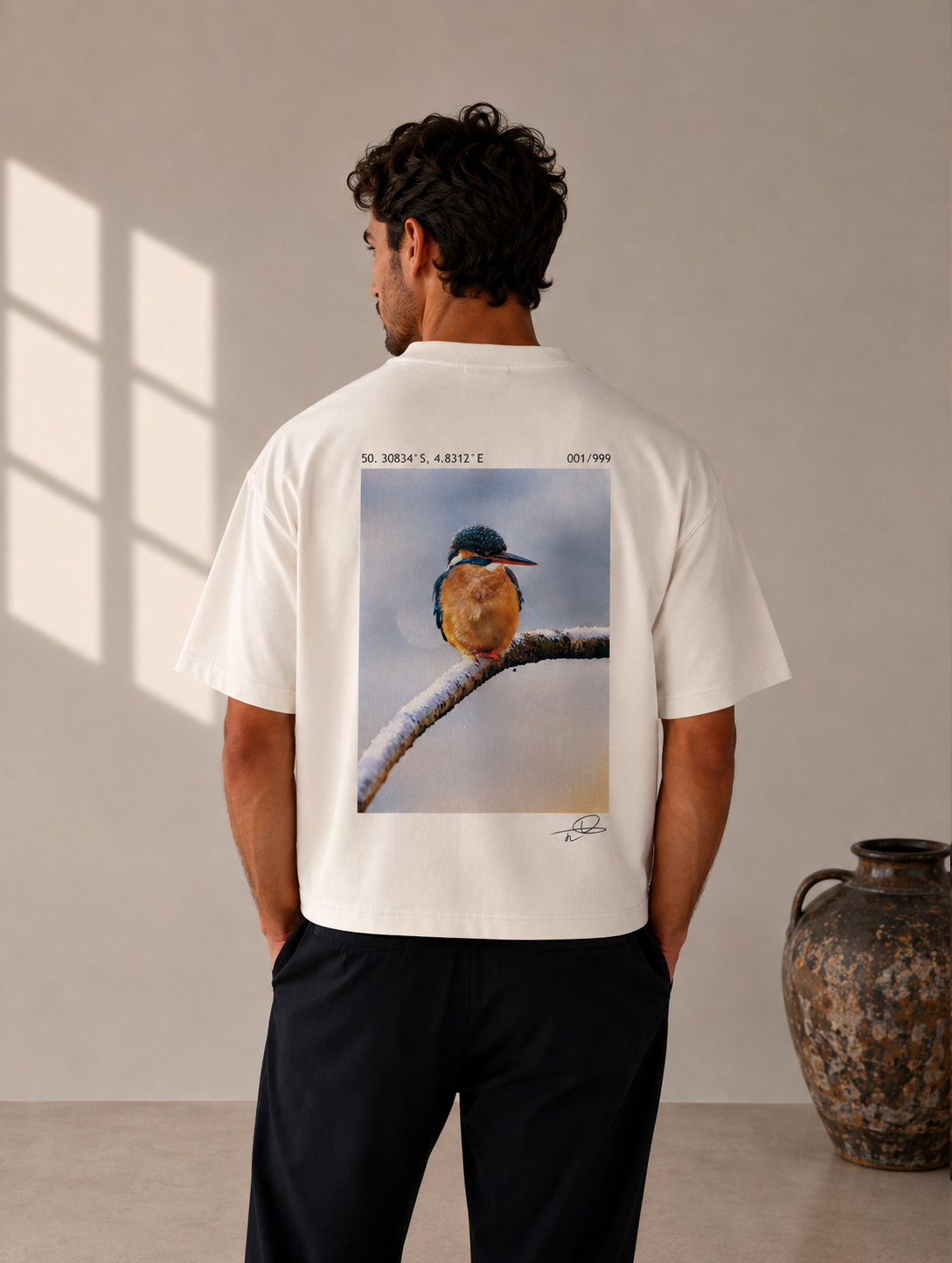 T-shirt écru imprimé d'une photographie d'un martin-pêcheur, porté de dos, vue d'ensemble