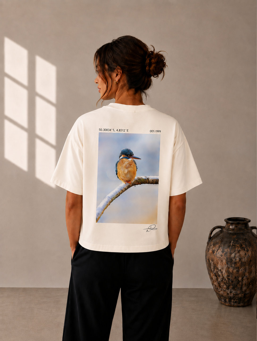 T-shirt écru imprimé d'une photographie d'un martin-pêcheur, porté de dos, vue d'ensemble