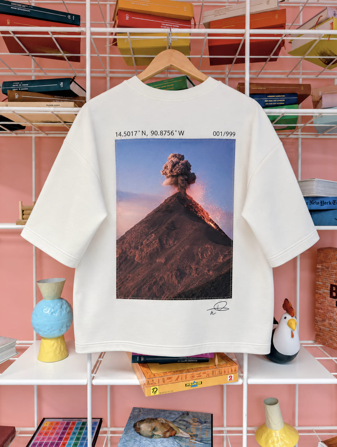T-shirt écru imprimé d'une photographie d'un volcan, vue de dos