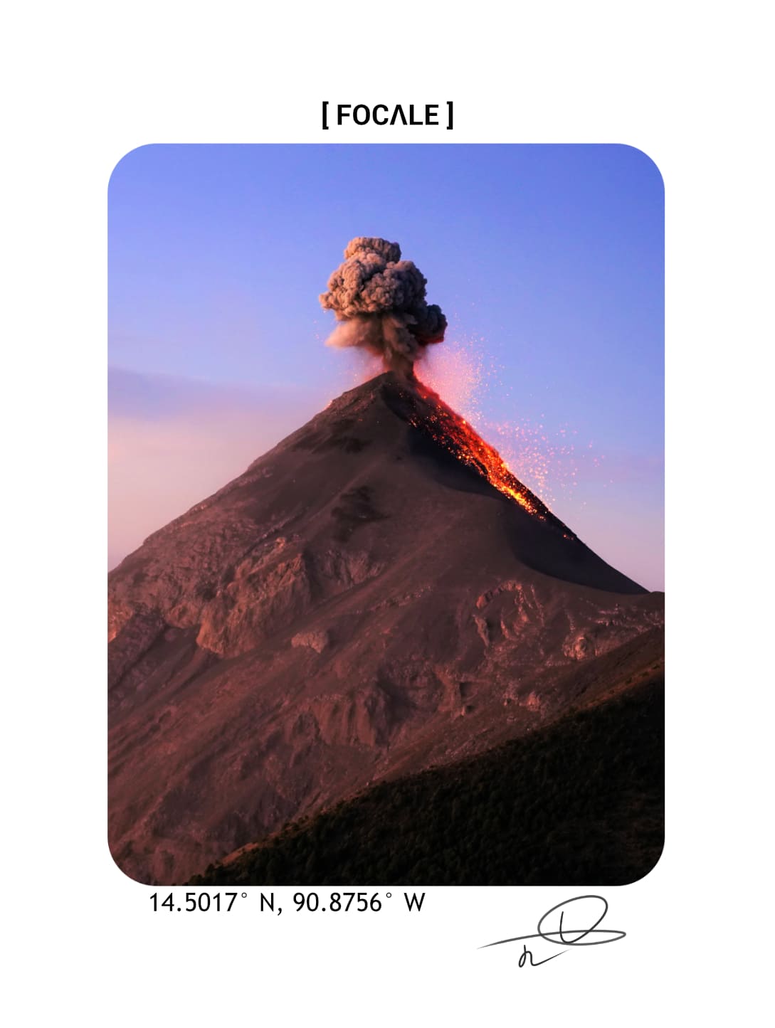 Zoom sur l'impression de la photographie d'un volcan au dos du t-shirt
